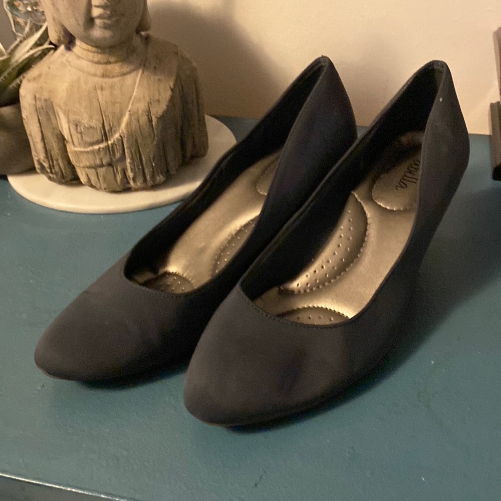 Abella size 8 ladies shoes